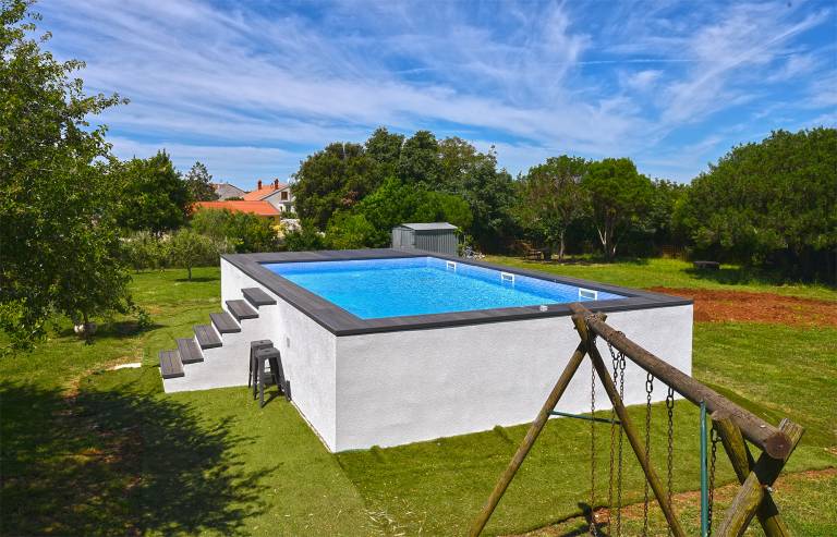 Vacation home with heated pool, patio & grill — photo 4