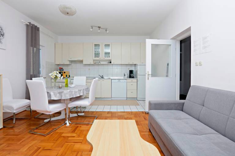 Fully equipped charming rental apartment with terrace & grill | Next to the beach | Pets allowed — photo 3