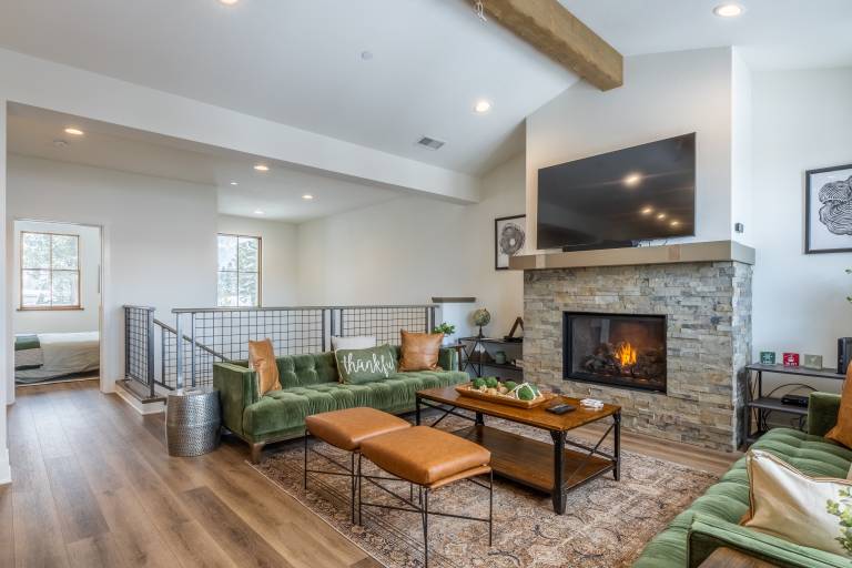 Snowcreek Creekhouse 1463 - Newly Built 3 Bed 2.5 bath, 2 Car Garage Sleeps 8 — photo 2