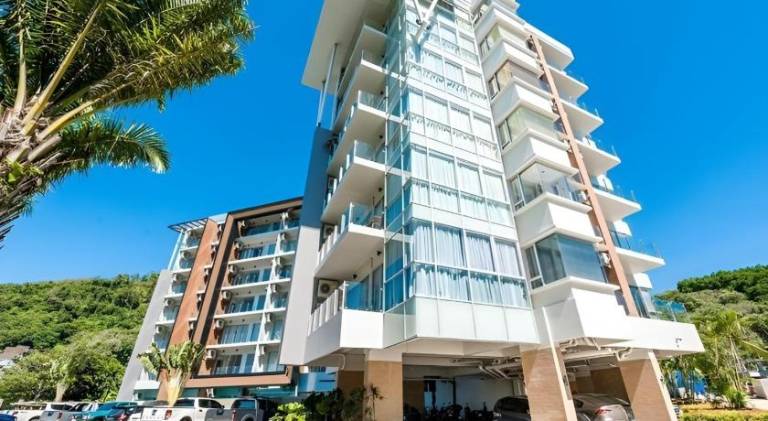 Lovely rental apartment with patio, yard & pool | Pets allowed — photo 5