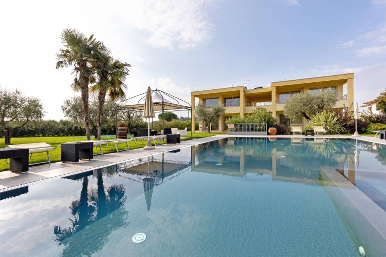 Apartment 'Agriturismo Le Campagnole Pink' with Shared Pool, Wi-Fi and Air Conditioning in Bardolino