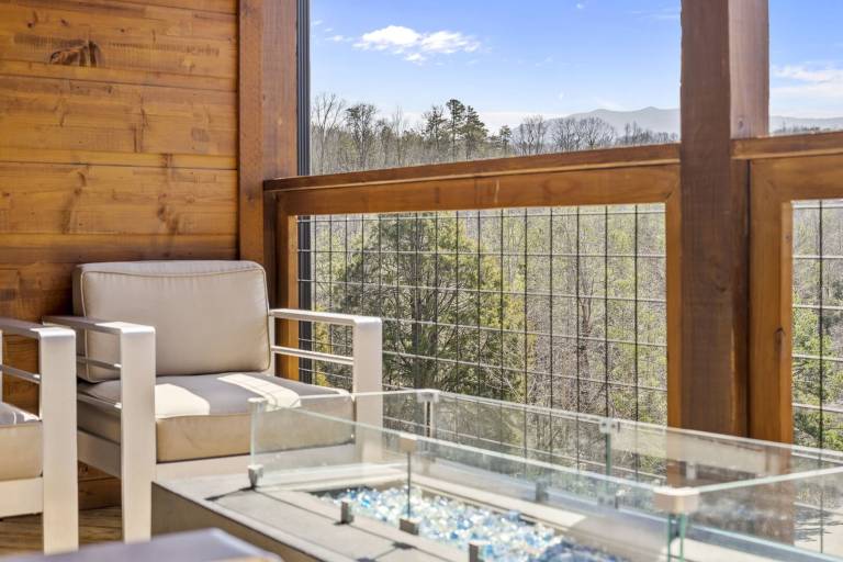 ShangriLa Vista: A 5-bedroom Dog-Friendly Cabin with Stunning Mountain Views — photo 5