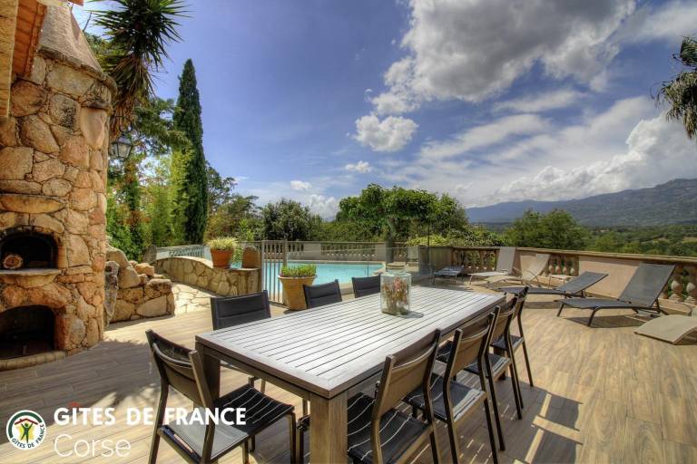 Gite with barbeque, yard & pool — photo 3