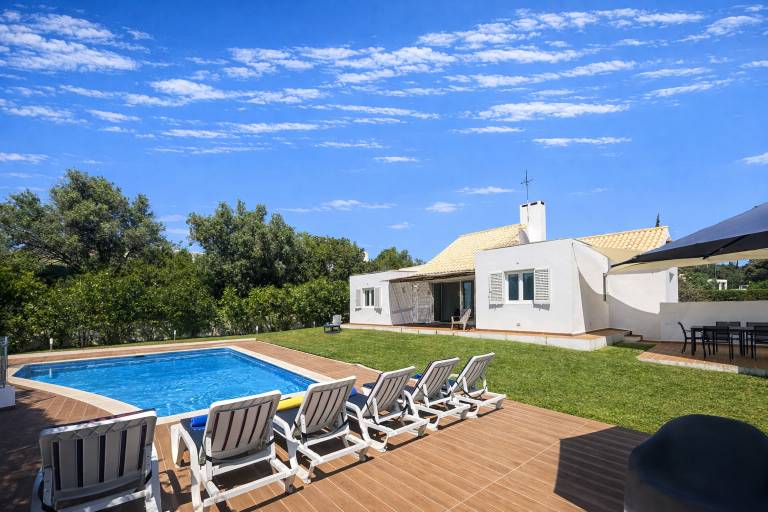 Fully equipped lovely villa with patio, private pool & garden | Pets are welcome in Albufeira