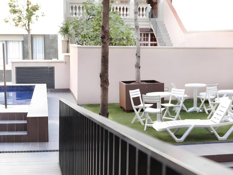 Apartment with patio, pool & yard | Near Casa Milà | Perfect for remote work — photo 4