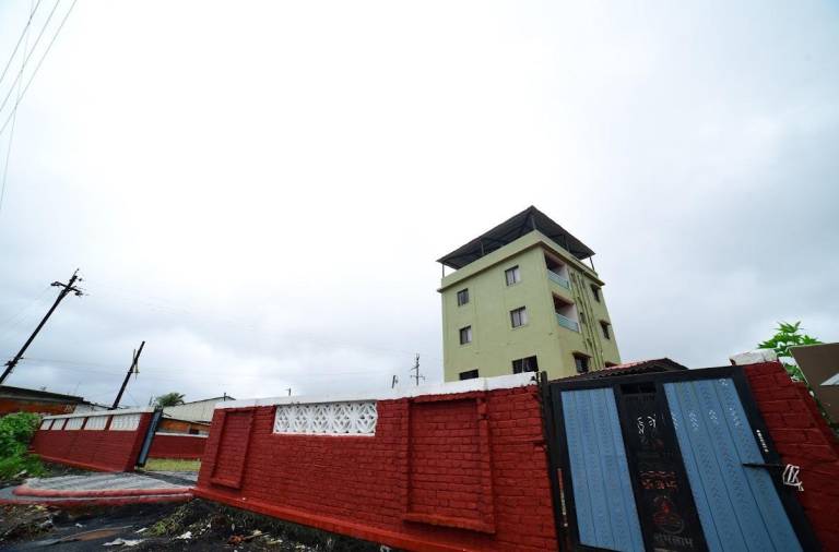 Lodge with yard in Igatpuri