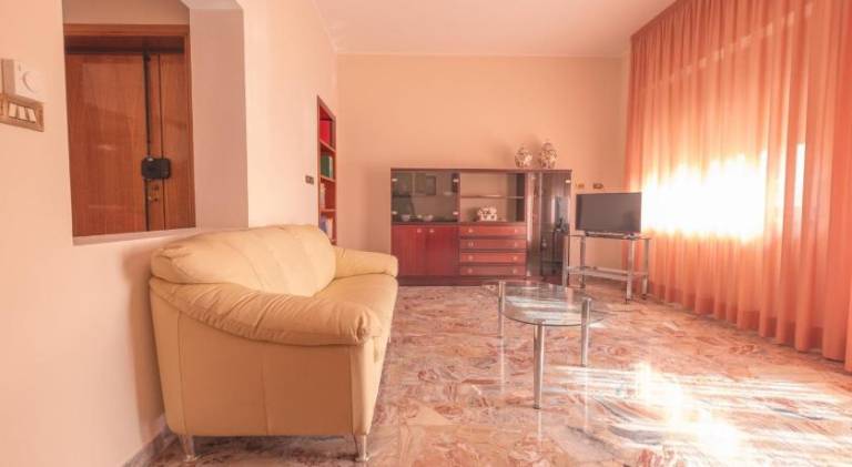 Rental apartment with 3 rooms for 6 persons — photo 2
