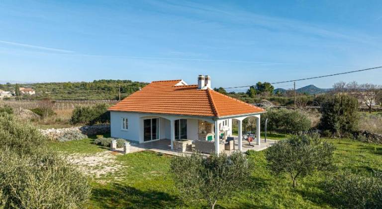 Vacation home with 2 rooms for 5 persons in Jelsa