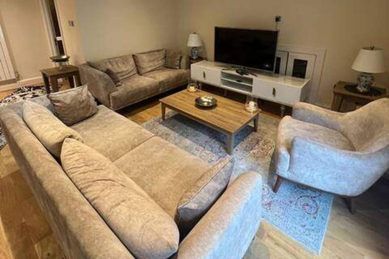 3-Bed Central Apartment - Sleeps 8 & Free Parking — photo 3