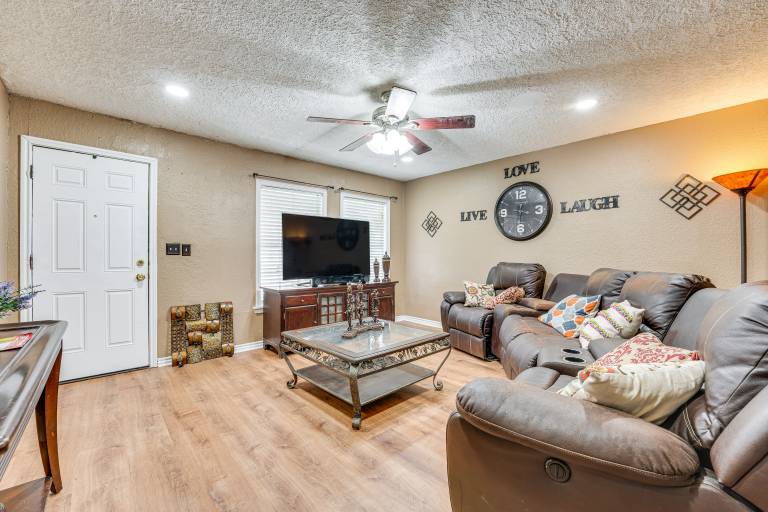 Fire Pit & Grill: Victoria Home Near Downtown — photo 4