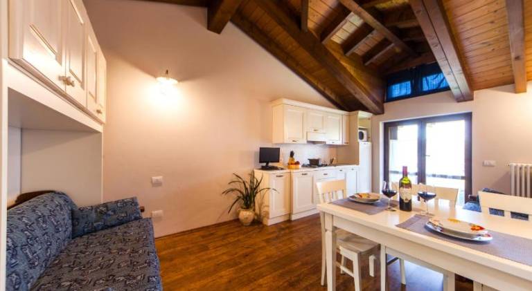 Serviced apartment with BBQ, yard & patio | Beach nearby | Pet-friendly — photo 2