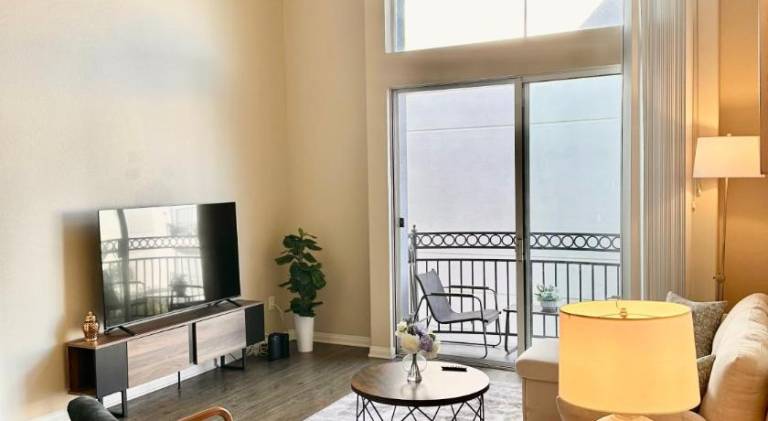 Spacious 2B 2B Pool View Loft Apartment in Marina Del Rey — photo 2