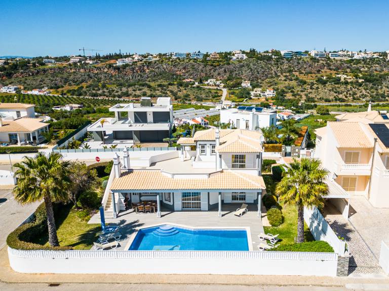 Stunning 5-bedroom Villa in Sao Rafael - Private Pool in Albufeira