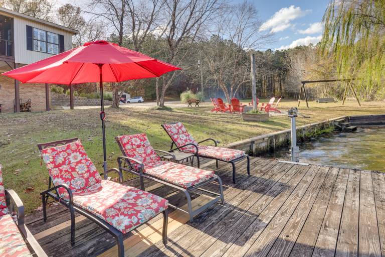 Waterfront Lay Lake Retreat w/ Dock & 3 Piers! in Al