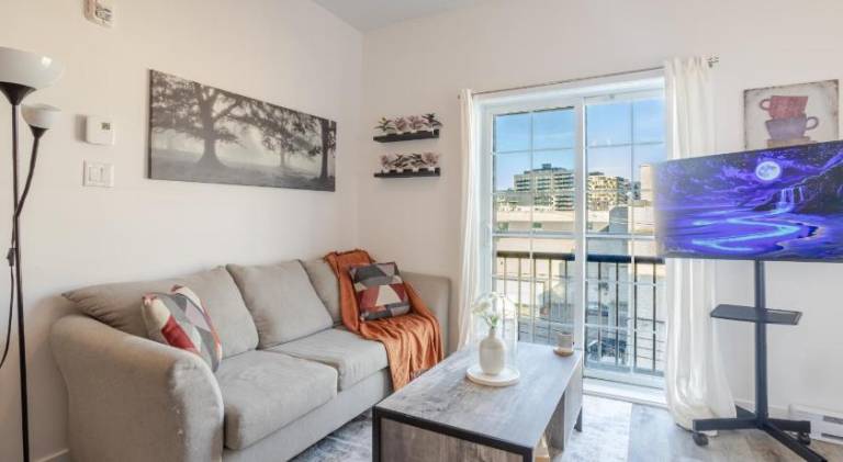 Bright and Beautiful 3 Bedroom in Griffintown in Montréal, QC