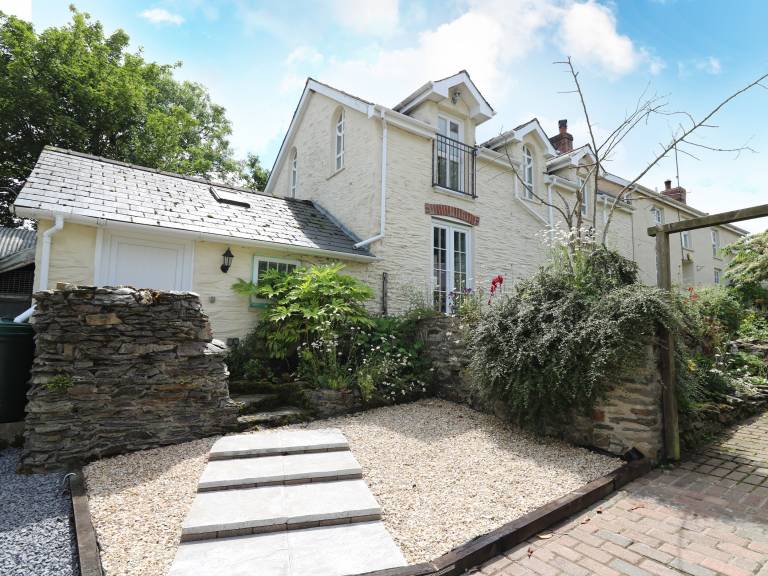 Cottage with yard — photo 2
