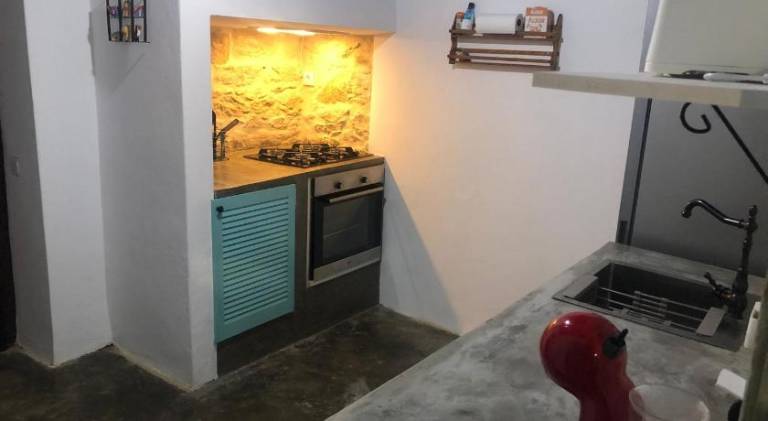 Vacation home with yard, barbecue & pool | Pet-friendly — photo 4