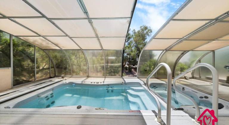 House with pool — photo 4