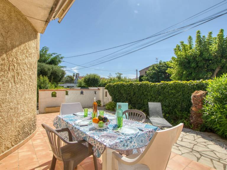 Rental apartment with terrace & yard — photo 3