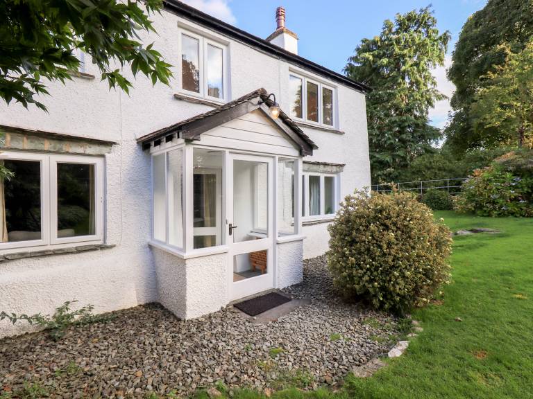 Cottage with garden — photo 2