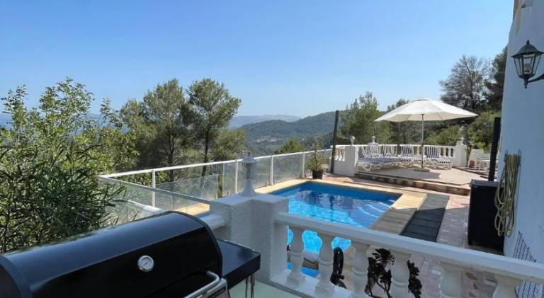 Chalet with private pool, patio & barbecue — photo 5