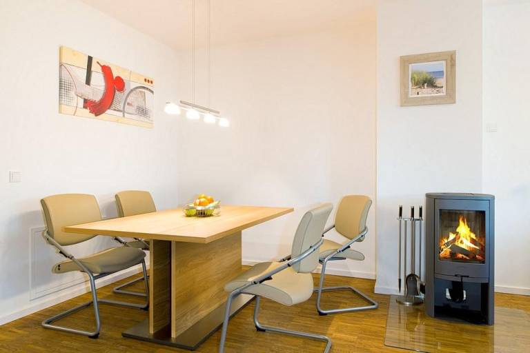 Modernes, strandnahes  Apartment mit großem Balkon, Fußbodenheizung u. Kaminofen — photo 4
