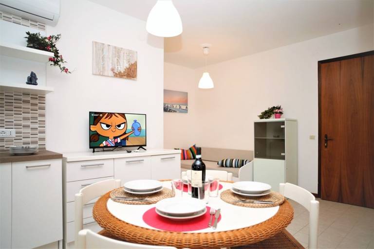 Apartment with patio | Garden view — photo 4