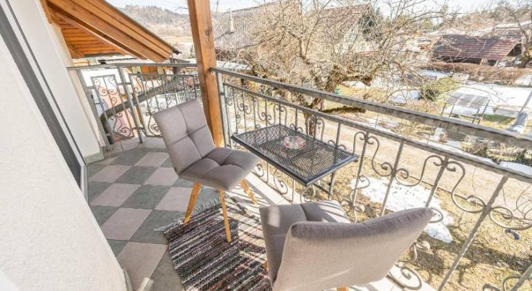 Holiday apartment with BBQ, garden & pool — photo 3