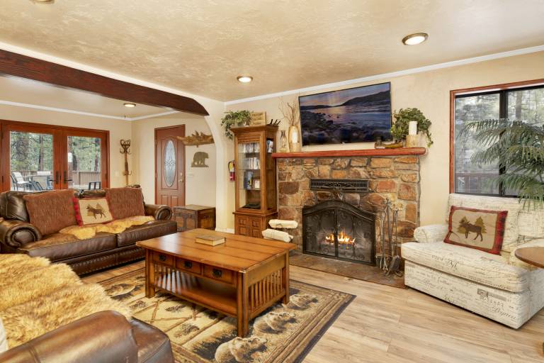 Cabin with jacuzzi & BBQ | Lake view in San Bernardino, CA
