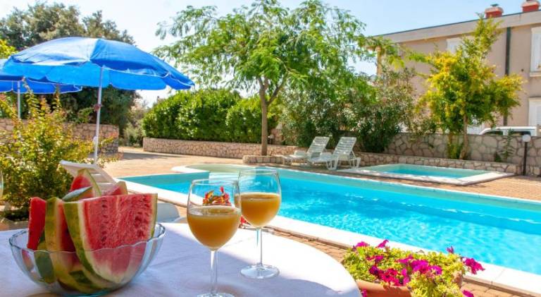 Holiday apartment with grill, private pool & patio — photo 3