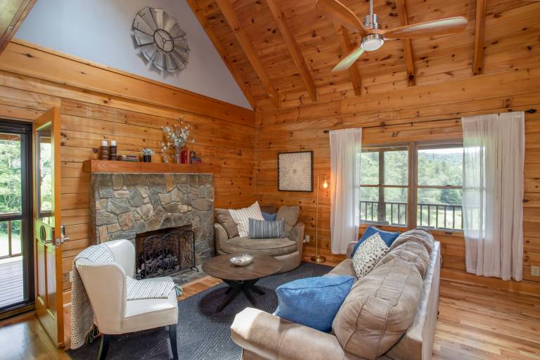 Family-friendly spacious cabin with hot tub, barbecue & yard | Mountain view | Pets allowed — photo 5