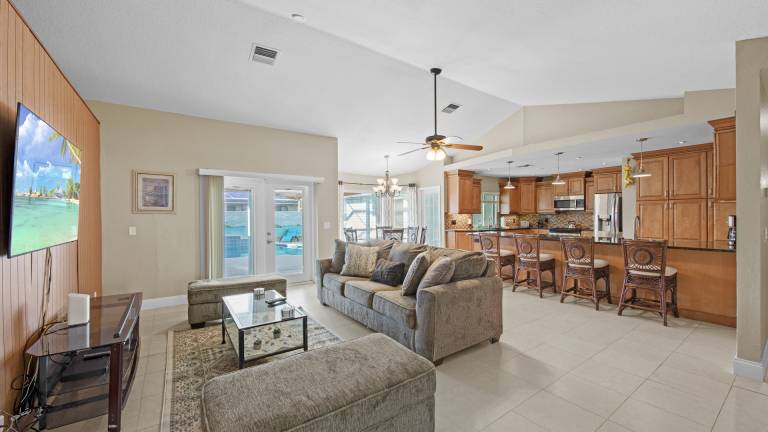 Vacation home with grill & private pool | Water view — photo 5