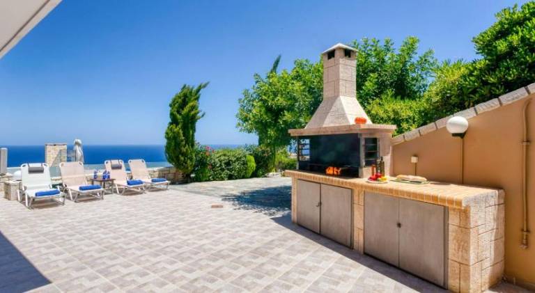 Villa with yard, patio & private pool | Suitable for remote work | Pets allowed — photo 4