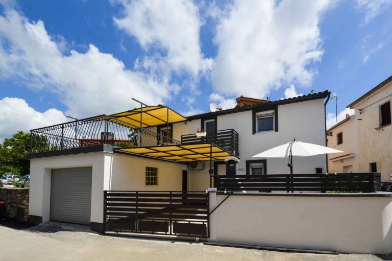 Charming vacation home with patio & barbeque | Dogs allowed in Medulin