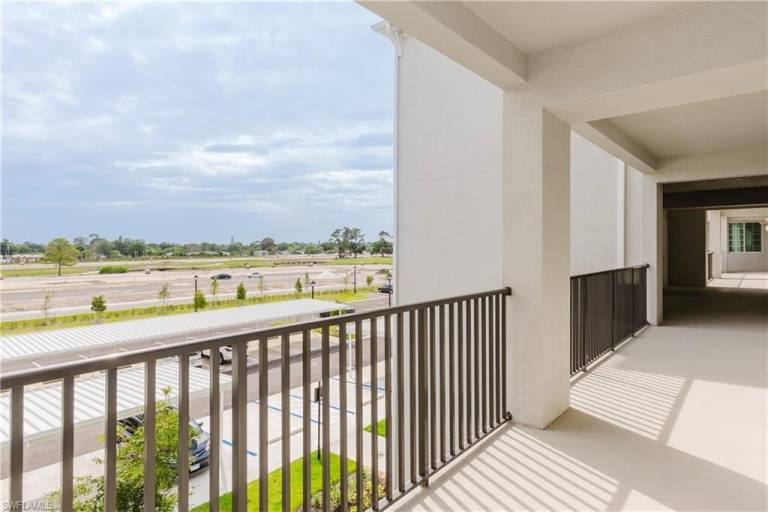 Condo with terrace & garden | Garden view — photo 2