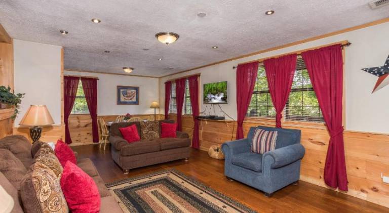 Vacation home with jacuzzi | Pets are welcome — photo 2