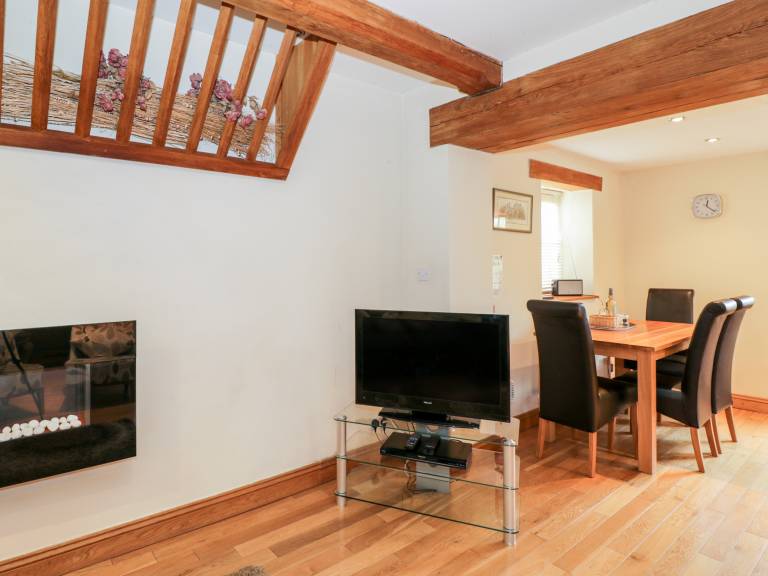 Cottage with yard — photo 5