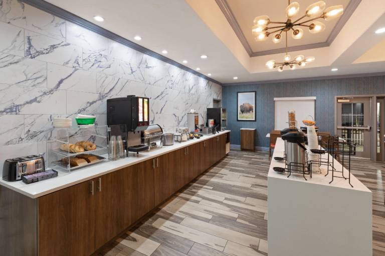 La Quinta Inn & Suites by Wyndham Oklahoma City - Moore — photo 3