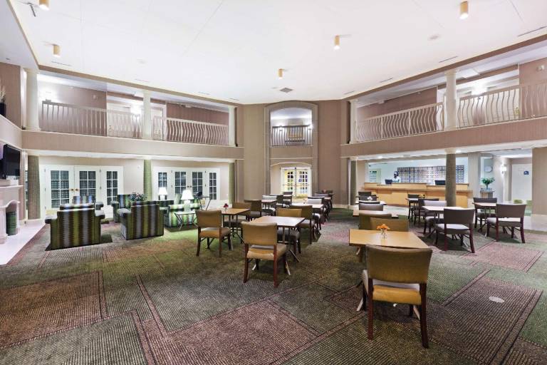 La Quinta Inn & Suites by Wyndham Houston Bush IAH South — photo 5