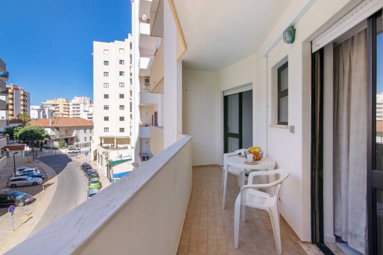 Family-oriented lovely holiday apartment with fast internet & pool | City view | Close to the beach | Perfect for remote work | Pets are welcome in Portimão