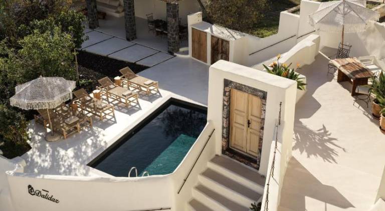 Serviced apartment with patio, garden & pool in Santorini