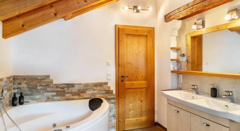 Vacation home with jacuzzi — photo 2