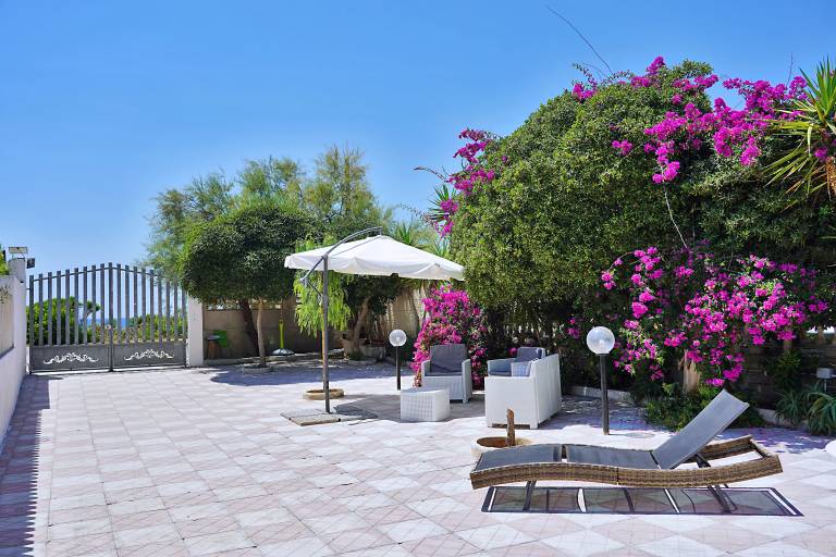 Charming villa with grill, patio & yard | Sea view | Next to the beach | Pets allowed — photo 2