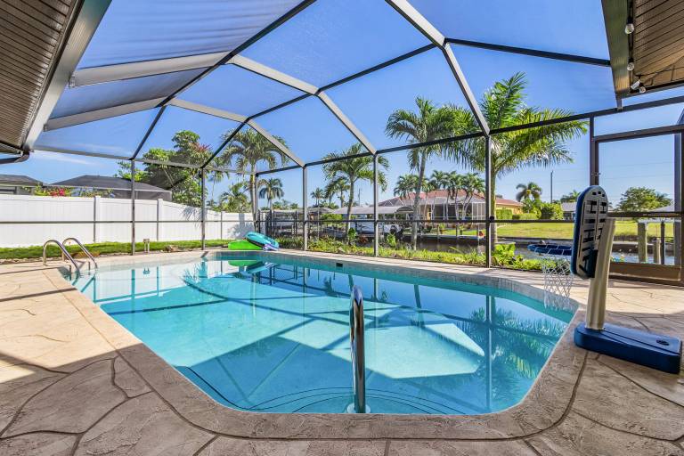Family-oriented house with grill & private pool | Water view | Pets are welcome — photo 3