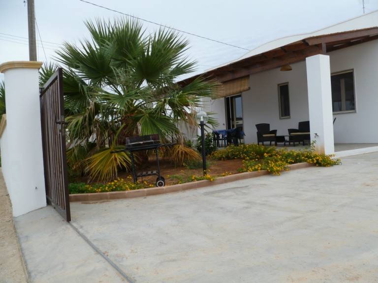 Family-friendly lovely villa with yard | Pets are welcome — photo 4
