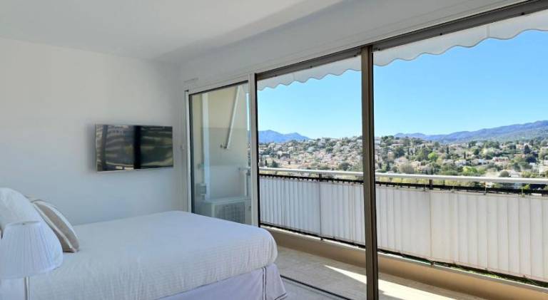 Fully equipped charming apartment with patio & private pool | Pet-friendly — photo 2