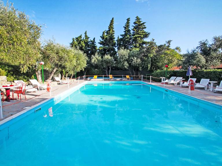 Beautiful apartment with pool & garden | Pets are welcome in Imperia