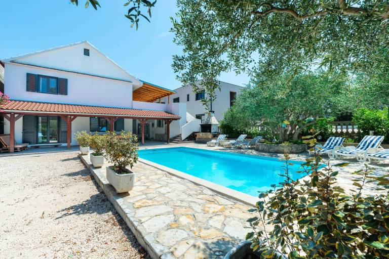 House with pool, BBQ & jacuzzi — photo 4