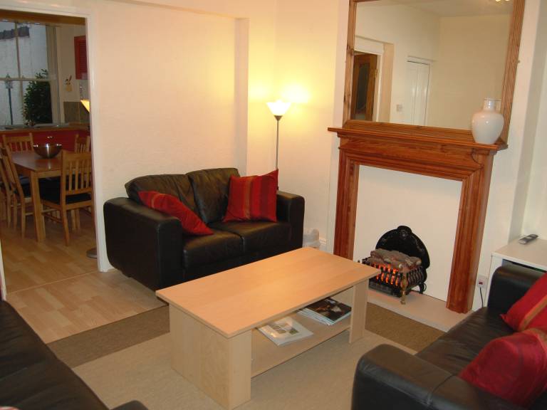 Cottage with garden — photo 2