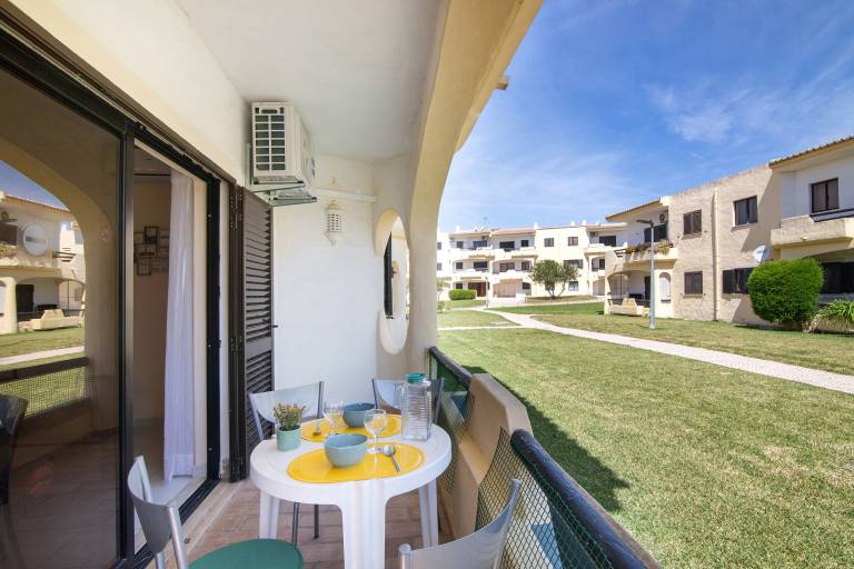 Apartment 'Quinta Nova Hideaway - Alvor' with Shared Pool, Wi-Fi and Air Conditioning in Portimão